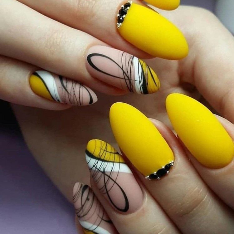 Красивые желтые ногти