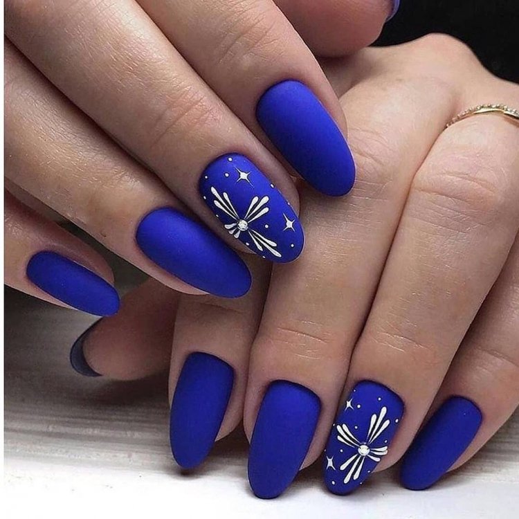 Синий маникюр