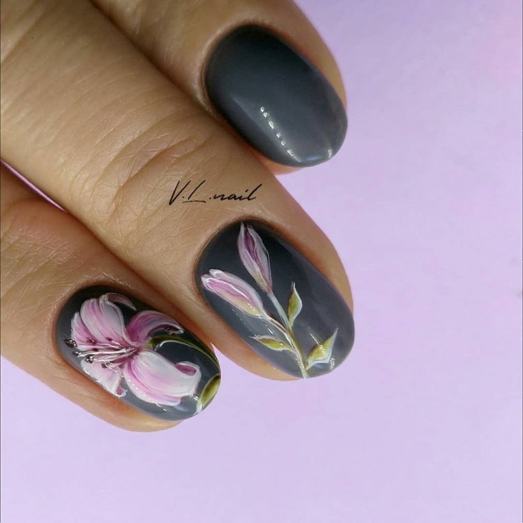 Матовый с лилиями маникюр