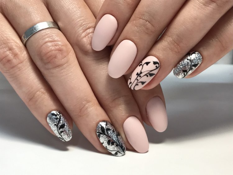 Бежевые ногти с листочком