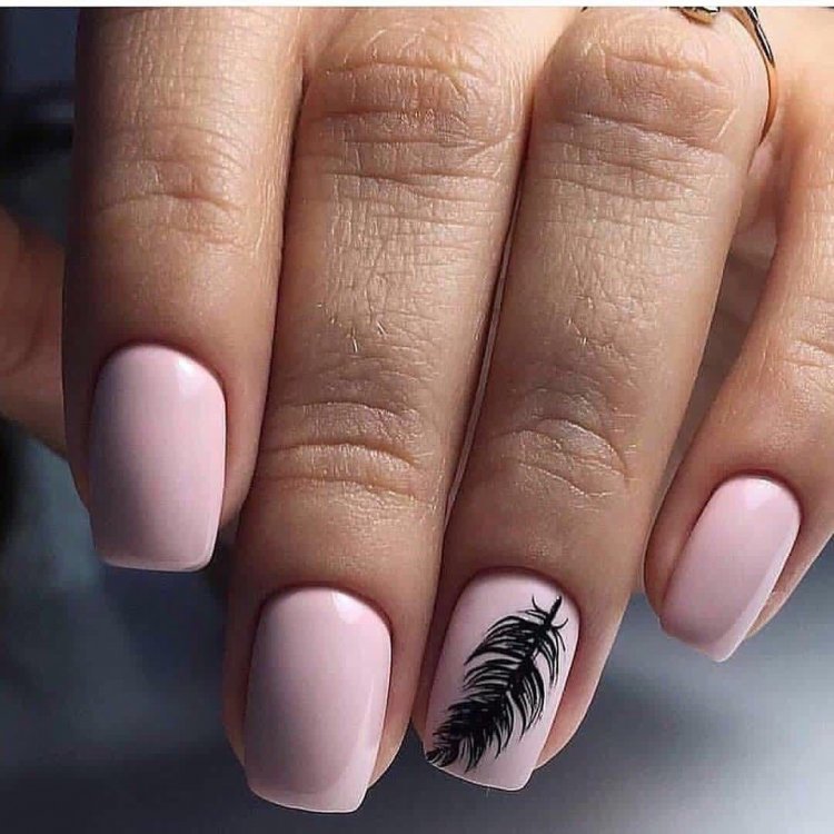 Стилізований френч на нігтях