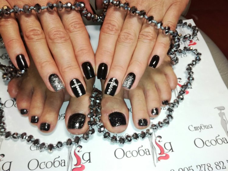 Черный маникюр с крестом из страз