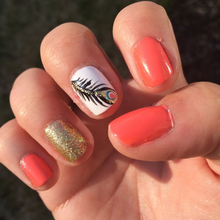 Красивий манікюр з пером