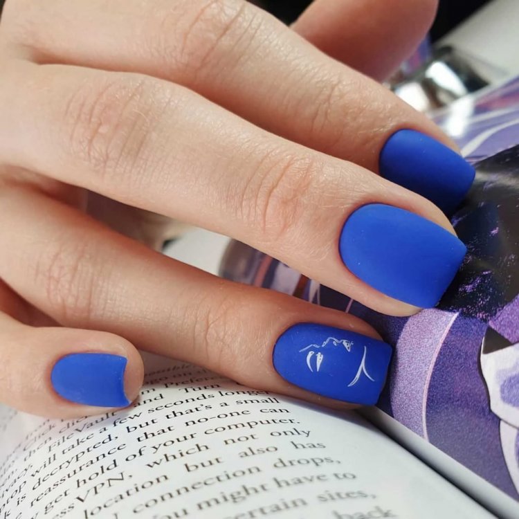 Блакитні матові нігті