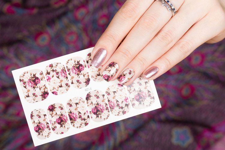 Маникюр на короткие ногти со слайдерами