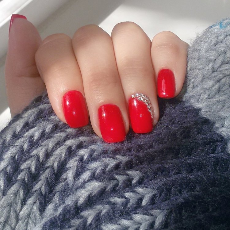Красный маникюр со стразами