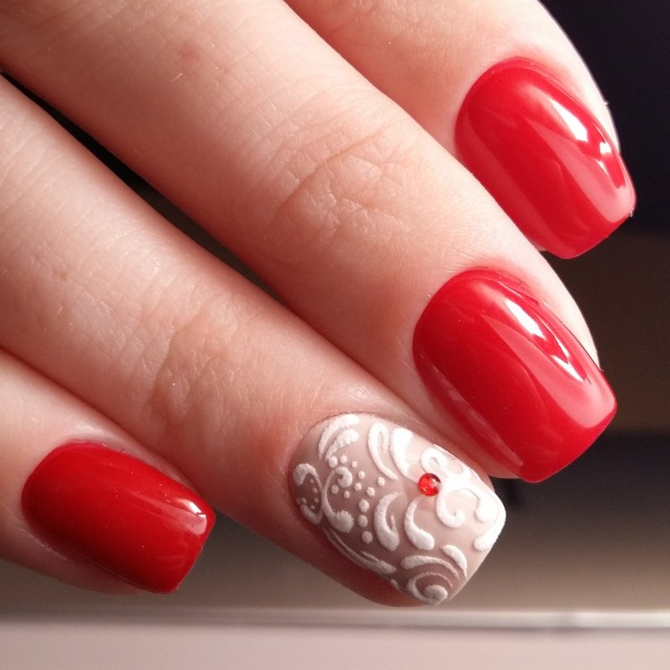 Червоний манікюр на короткі нігті