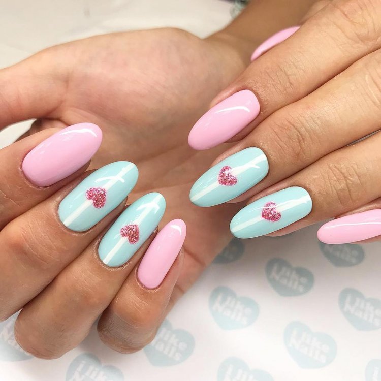 Розовоголубый маникюр