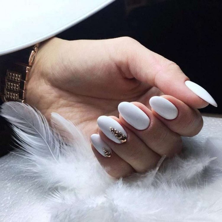 Білий манікюр з пером