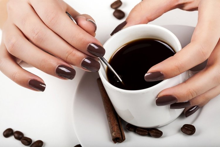 Чашка кави на нігтях