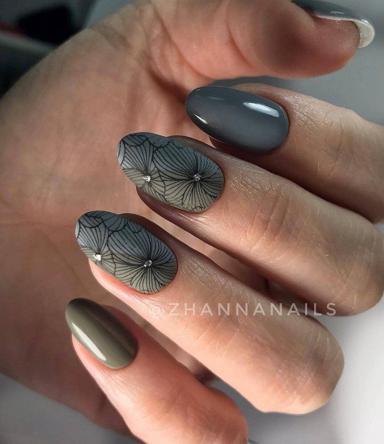 Ногти графитового цвета