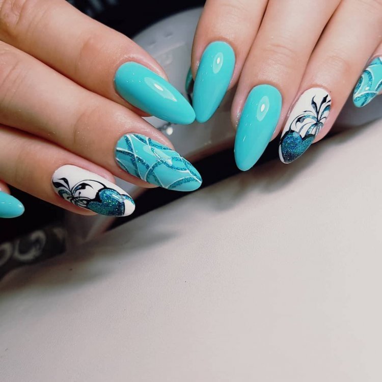 Красивий манікюр у бірюзових тонах.