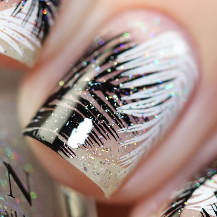 Манікюр з пір'ячком короткі нігті