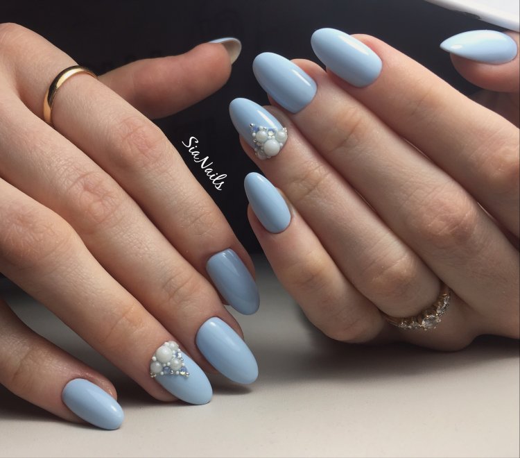 Блакитний матовий манікюр