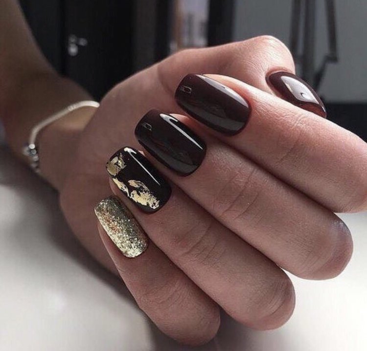 Коричневый маникюр с золотой фольгой