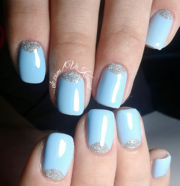 Голубой маникюр
