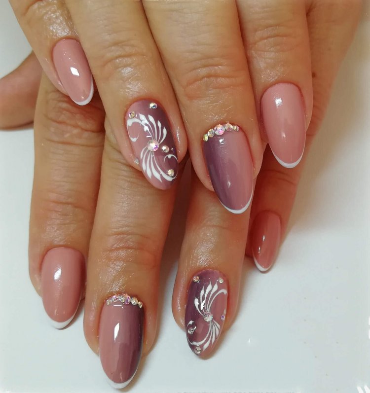 Красивий френч на овальні нігті.