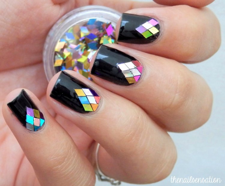 Маникюр с ромбиками блестки