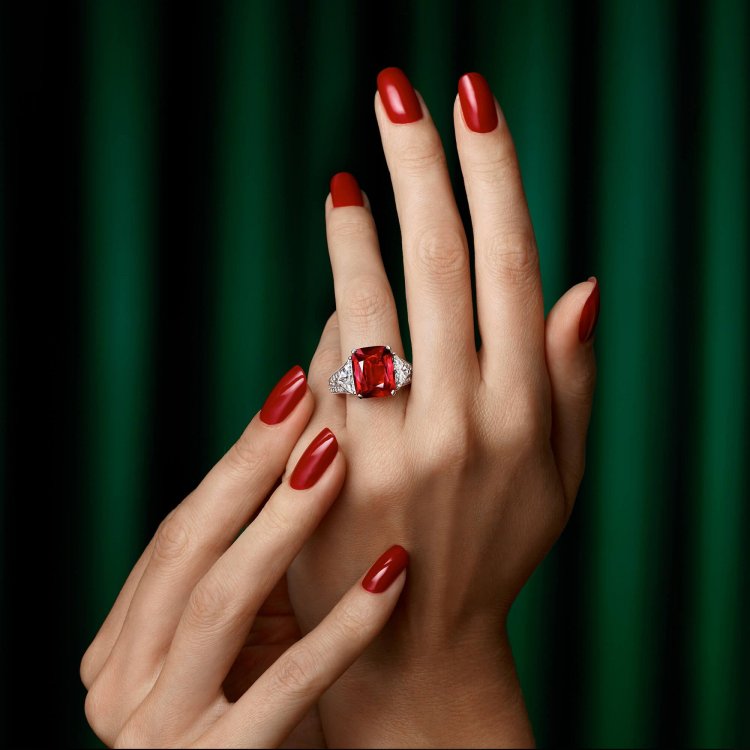 Бордовый маникюр с черным дизайном