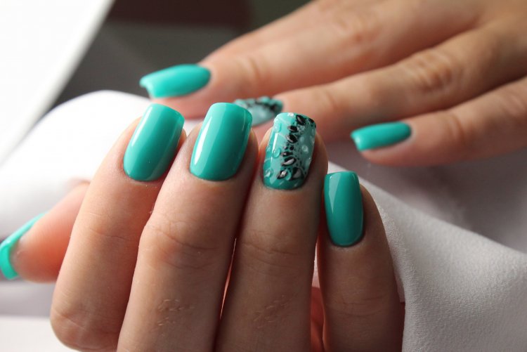 Красивий м'ятний манікюр