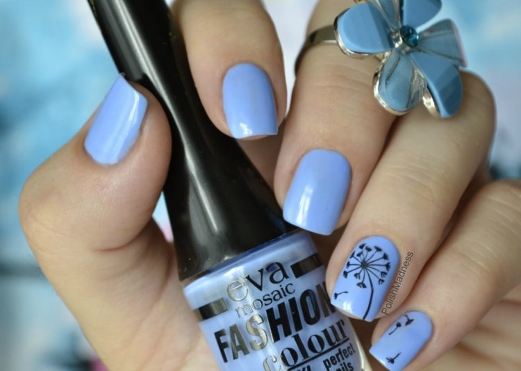 Голубой маникюр с цветочками