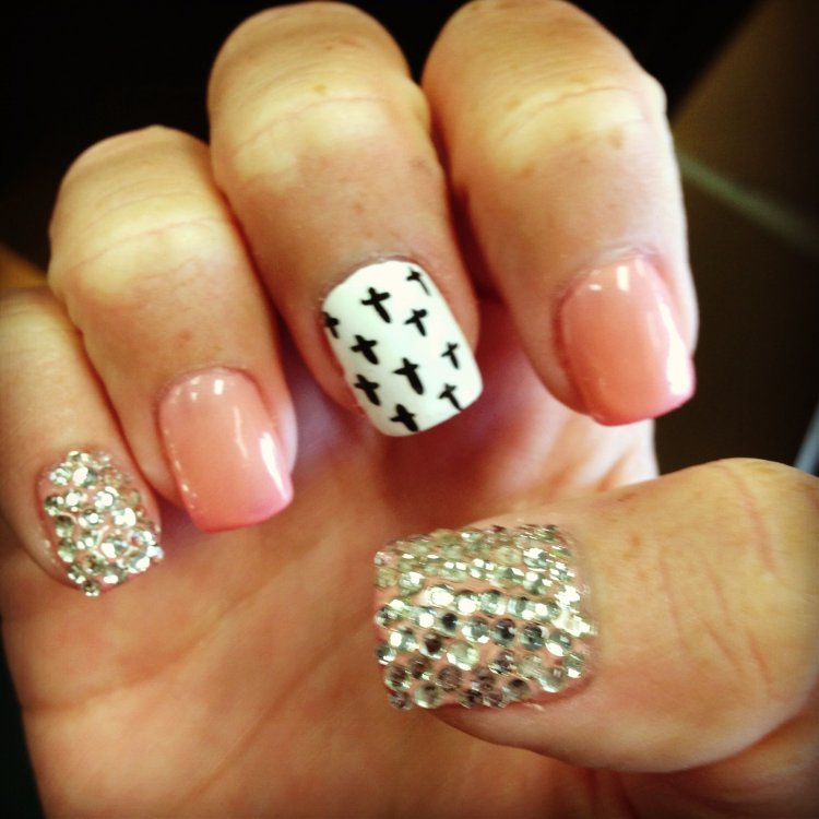 Крест из страз на ногтях