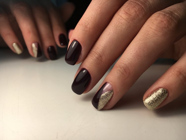 Коричневый маникюр с золотом