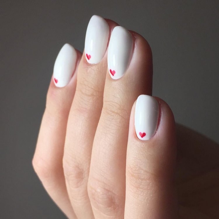 Белый маникюр на короткие ногти