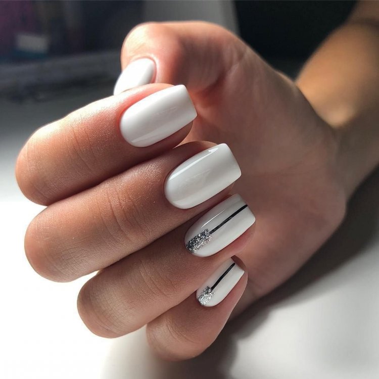 Геометричний манікюр negative Space