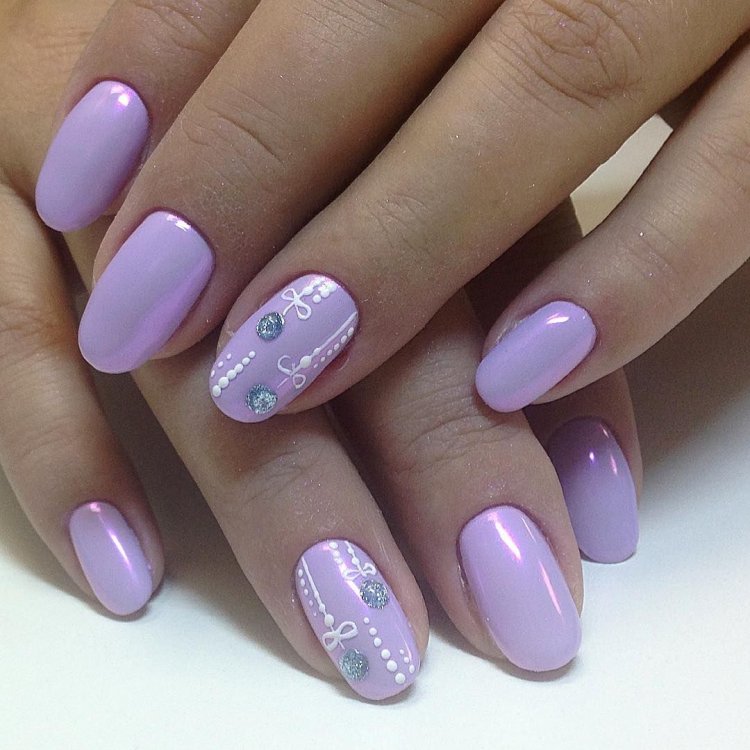 Манікюр у бузкових тонах