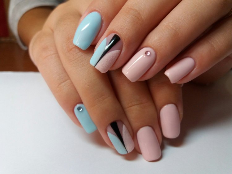 Ногти голубые с розовым