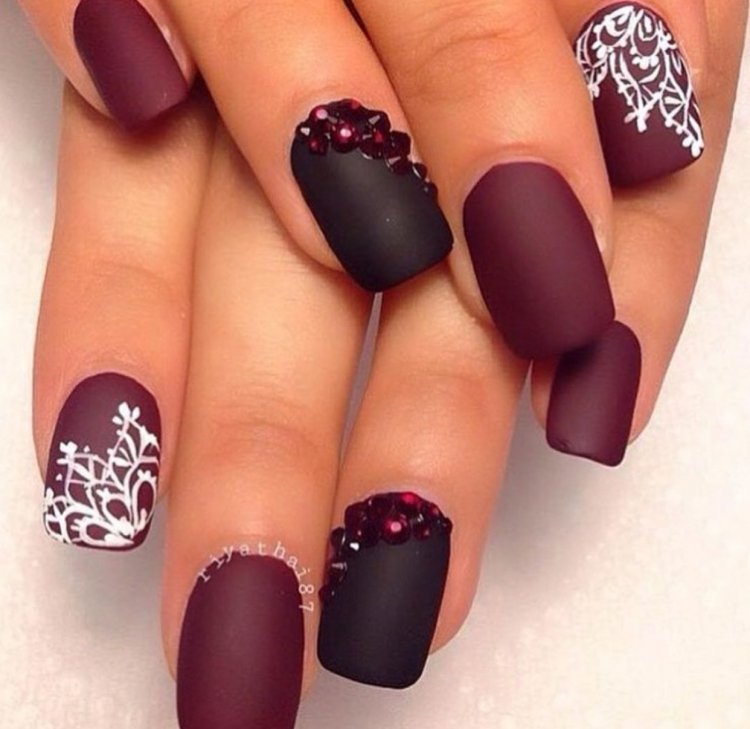 Бордовий матовий манікюр