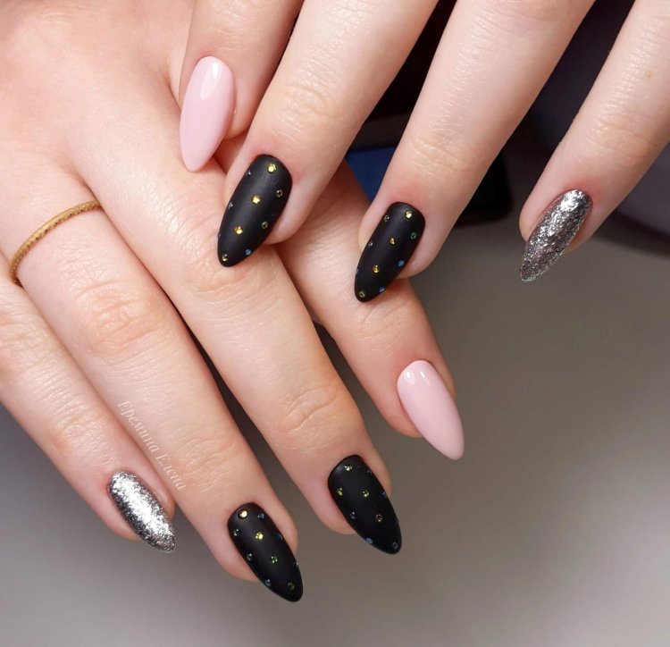 Чёрный маникюр на длинные ногти миндалевидной