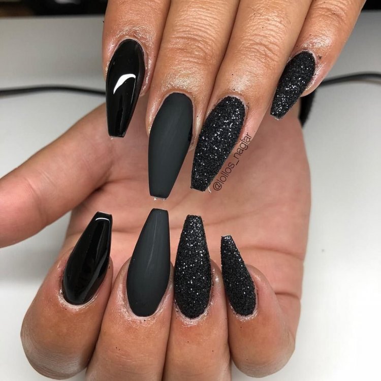 Тёмный маникюр на длинных ногтях