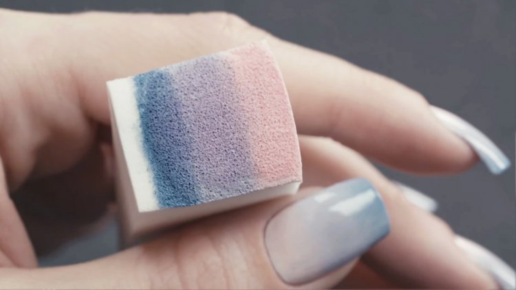 Градієнт на нігтях губкою фото