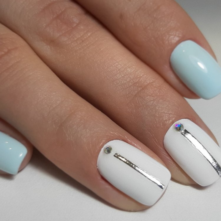 Молочный маникюр с полосками серебристыми