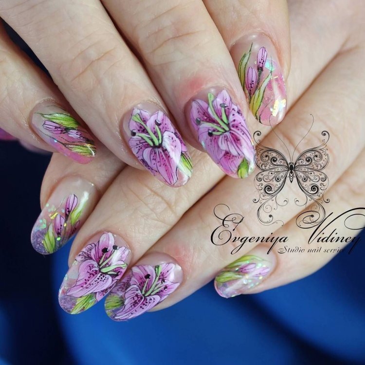 Маникюр Лилия на ногтях