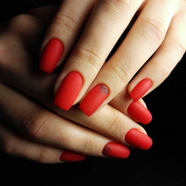 Класичний червоний манікюр