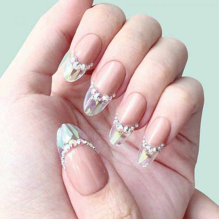 Хрустальный френч на ногтях