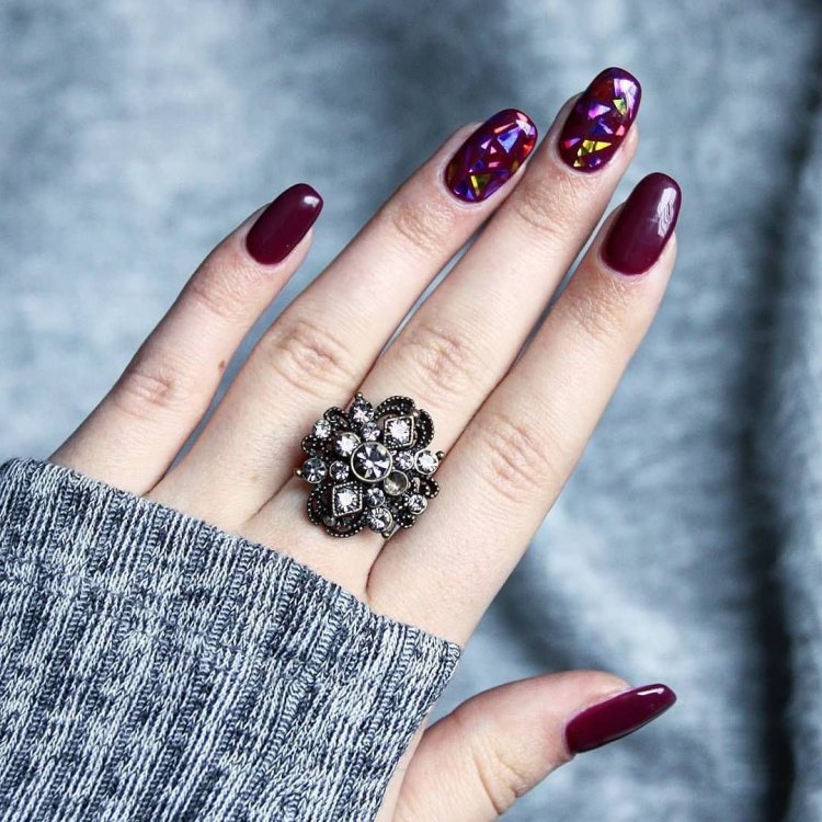Маникюр под кольцо с гранатом - 49 фото