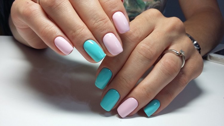 Маникюр розовый с бирюзовым