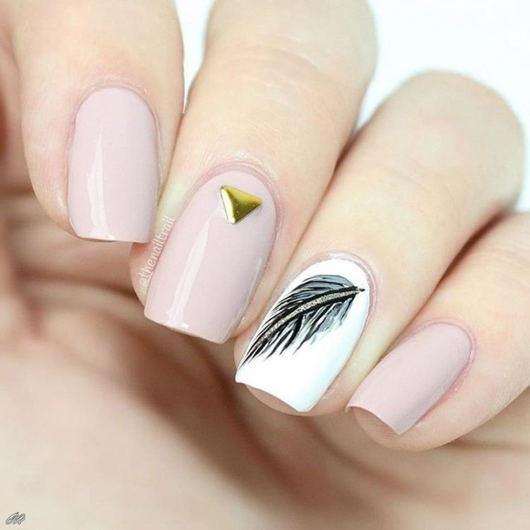 Перо на нігтях