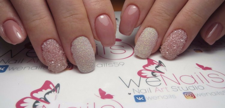 Розовый маникюр с крошкой