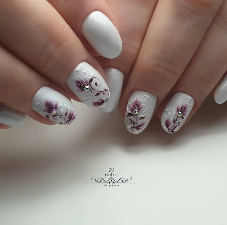 Дизайн ногтей лилии