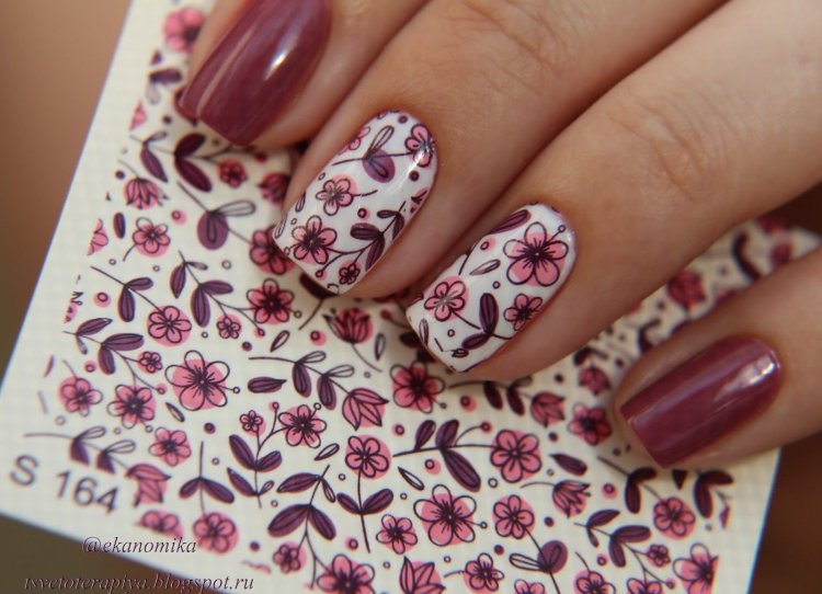 Красивый маникюр с наклейками