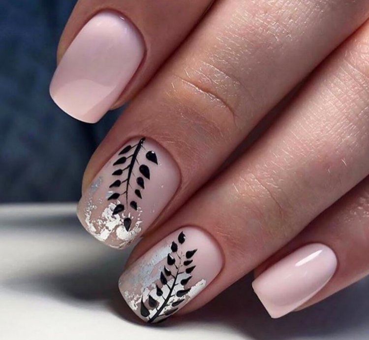 Маникюр на короткие с веточками