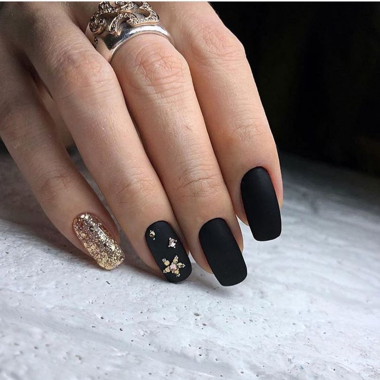 Матовый маникюр черный с з