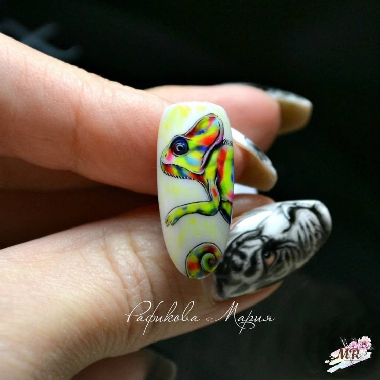 Дизайн ногтей с ящеркой