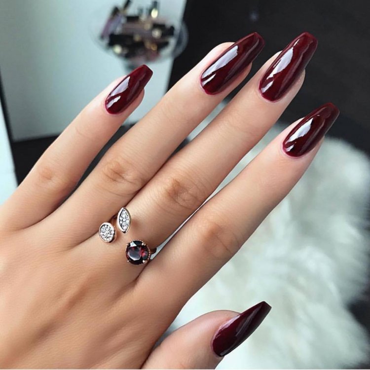 Маникюр с гранатами