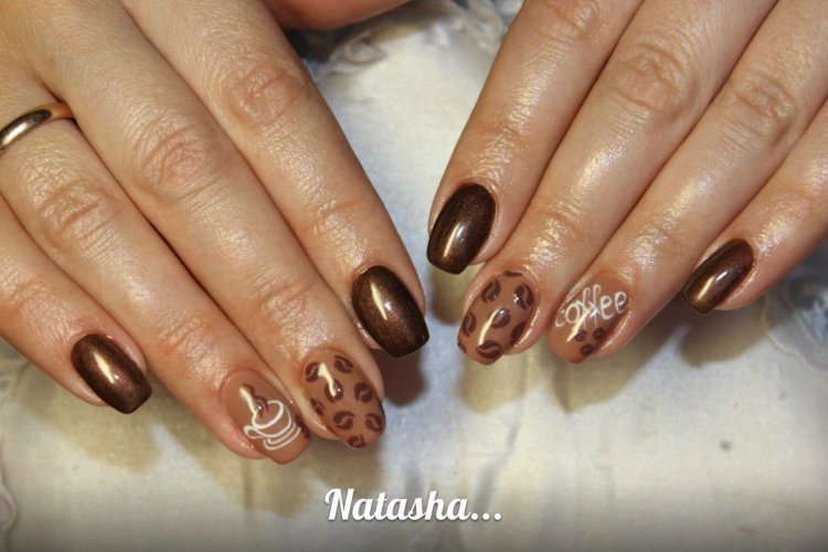 Дизайн нігтів кави з молоком